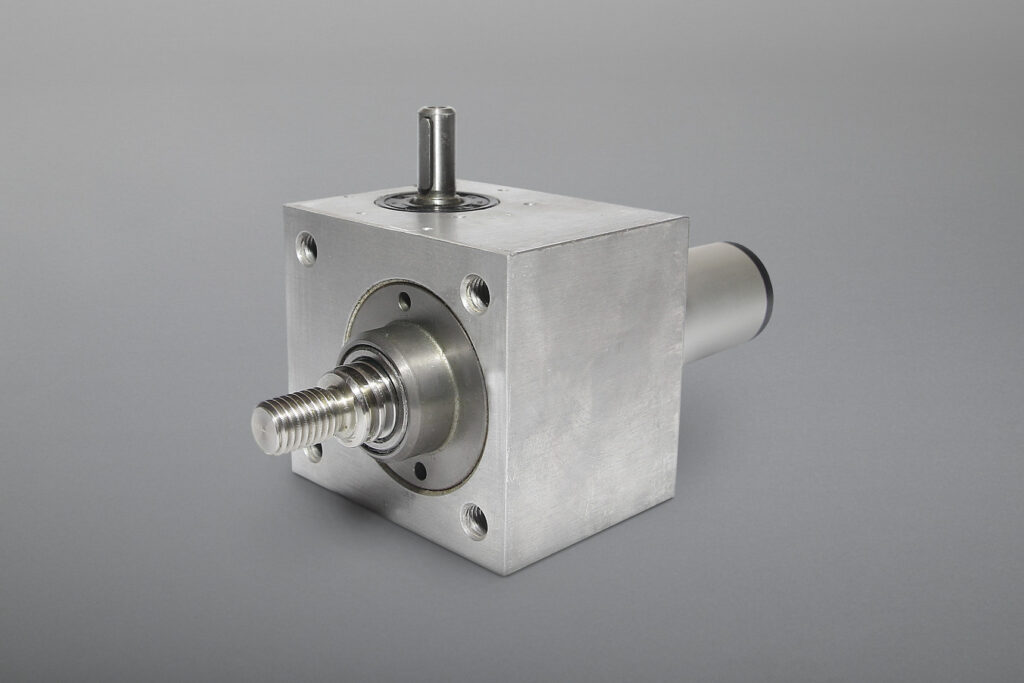 Das Lieferprogramm umfasst Schnell- und Standard-Spindelhubgetriebe in unterschiedlichen Leistungsklassen sowie diverses Zubehör. Geschwindigkeit, Leistung und Hub der Spindelhubgetriebe sind auch entsprechend Kundenwunsch konfigurierbar.