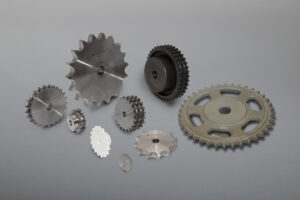 Zum Sortiment zählen Kettenräder in Simplex-, Duplex- sowie Triplex-Ausführung sowie Kettenradscheiben. Ergänzt wird das Lieferprogramm durch weitere Kettenrad-Ausführungen und Kettentypen, Anbauteile und Zubehör.