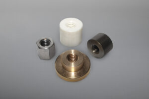 Trapezgewindespindeln und -muttern in Sonderabmessungen, weiteren Steigungen, Toleranzklassen sowie Materialien.