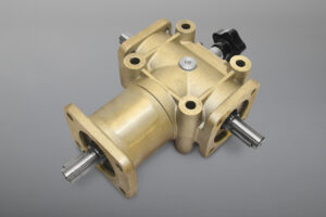 Zur Auswahl stehen Ihnen 3 Kegelradgetriebe-Baureihen mit unterschiedlichen Konfigurationen und Übersetzungsverhältnissen, mit hoher Leistung bei geringem Platzbedarf. Ergänzend zum Standardprogramm bieten wir eine Vielzahl individueller Getriebelösungen.