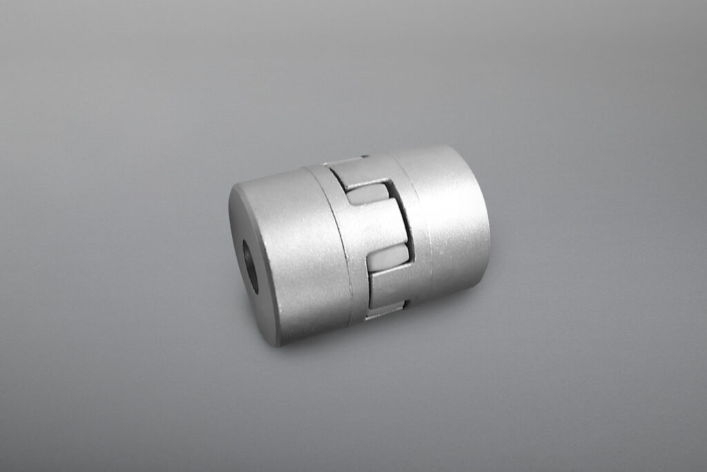 Standard-Kettenkupplungen bestehen aus 2 Standard Kettenrädern mit einseitiger Nabe, die mit einer Zweifachrollenkette nach DIN 8187 miteinander gekuppelt werden. Sie gewährleisten eine elastische Übertragung des Drehmoments.