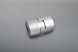 Standard-Kettenkupplungen bestehen aus 2 Standard Kettenrädern mit einseitiger Nabe, die mit einer Zweifachrollenkette nach DIN 8187 miteinander gekuppelt werden. Sie gewährleisten eine elastische Übertragung des Drehmoments.