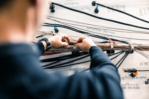 Wir unterstützen Sie bei der Erstellung Ihres individuellen Kabelkonfektion-Konzepts und erarbeiten gemeinsam mit Ihnen die technischen Unterlagen und die Auswahl der Komponenten.