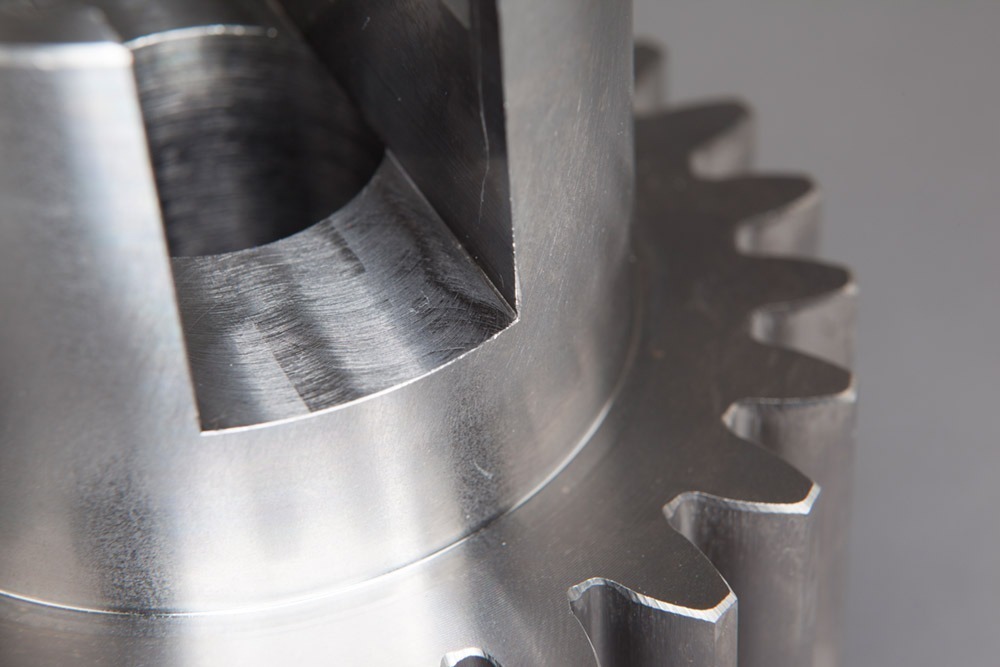 Zum Produktionsumfang gehören gerad- und schrägverzahnte Stirnräder, Stirnradscheiben und Zahnkränze in geschliffener und gefräster Ausführung, hergestellt in diversen Modulen, Abmessungen und Werkstoffen, auch gehärtet und beschichtet.