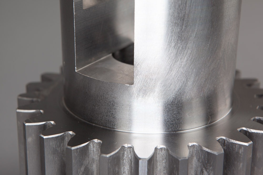 Zum Produktionsumfang gehören gerad- und schrägverzahnte Stirnräder, Stirnradscheiben und Zahnkränze in geschliffener und gefräster Ausführung, hergestellt in diversen Modulen, Abmessungen und Werkstoffen, auch gehärtet und beschichtet.