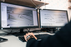 Konfektionierte Kabel nehmen heute einen großen Anteil an der Funktionalität von vielen Fahrzeugen und Anlagen ein. Mit dem zunehmenden Trend hin zur Elektrifizierung und Erweiterung der elektronischen Optionen, muss sich die Komplexität zwangsläufig weiter erhöhen.