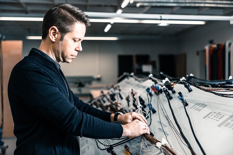 Wir unterstützen Sie bei der Erstellung Ihres individuellen Kabelkonfektion-Konzepts und erarbeiten gemeinsam mit Ihnen die technischen Unterlagen und die Auswahl der Komponenten. Wir unterstützen Sie bei der Erstellung Ihres individuellen Kabelkonfektion-Konzepts und erarbeiten gemeinsam mit Ihnen die technischen Unterlagen und die Auswahl der Komponenten. Wir unterstützen Sie bei der Erstellung Ihres individuellen Kabelkonfektion-Konzepts und erarbeiten gemeinsam mit Ihnen die technischen Unterlagen und die Auswahl der Komponenten.