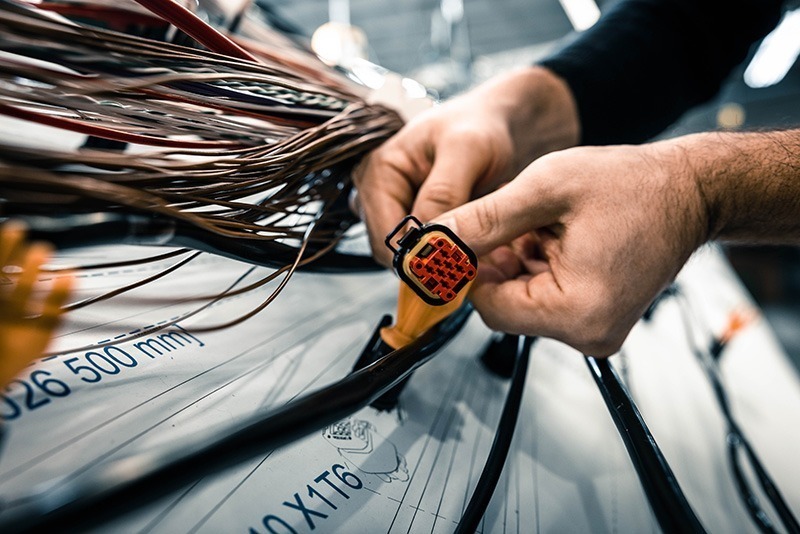 Wir unterstützen Sie bei der Erstellung Ihres individuellen Kabelkonfektion-Konzepts und erarbeiten gemeinsam mit Ihnen die technischen Unterlagen und die Auswahl der Komponenten. Wir unterstützen Sie bei der Erstellung Ihres individuellen Kabelkonfektion-Konzepts und erarbeiten gemeinsam mit Ihnen die technischen Unterlagen und die Auswahl der Komponenten. Wir unterstützen Sie bei der Erstellung Ihres individuellen Kabelkonfektion-Konzepts und erarbeiten gemeinsam mit Ihnen die technischen Unterlagen und die Auswahl der Komponenten.