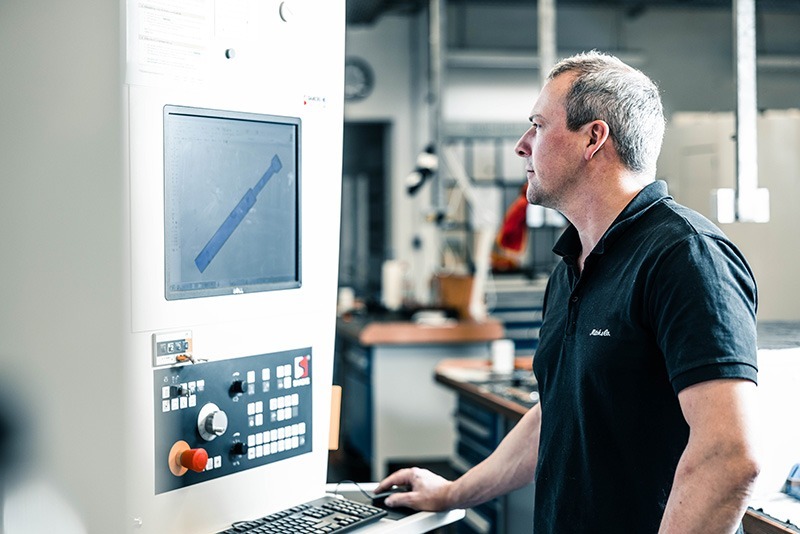 Beratung & Service
Mit unserem Know How wissen wir ganz genau, welche Werkzeuge Sie für den reibungslosen Zerspanprozess benötigen. Unser Team berät Sie gerne u.a. zur passenden Geometrie und Beschichtung.