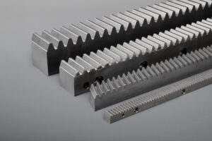 Unser Sortiment umfasst gerad- und schrägverzahnte Zahnstangen in geschliffener sowie gefräster Ausführung.